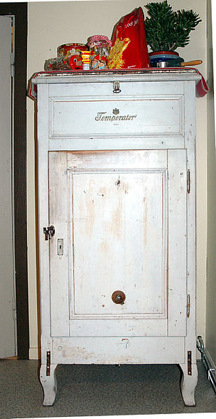 Модель старинного холодильника